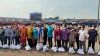 Menhub Budi Karya Sumadi berfoto bersama warga Palembang yang mendapatkan bantuan sembako, dalam rangka peringatan Hari Perhubungan Nasional (Harhubnas) 2022, di Plasa BKB Palembang Sumsel (Liputan6.com / Nefri Inge)