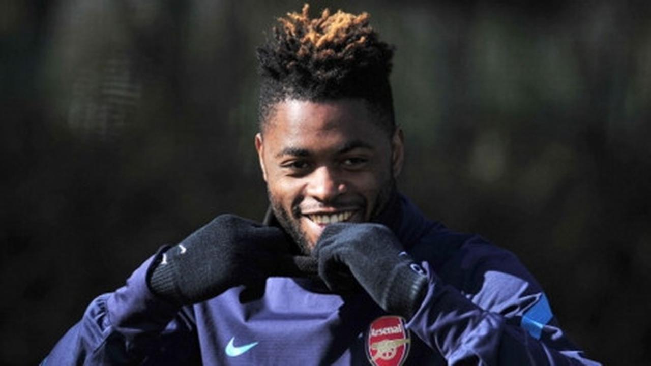 Everton pertimbangkan rekrut Alex Song