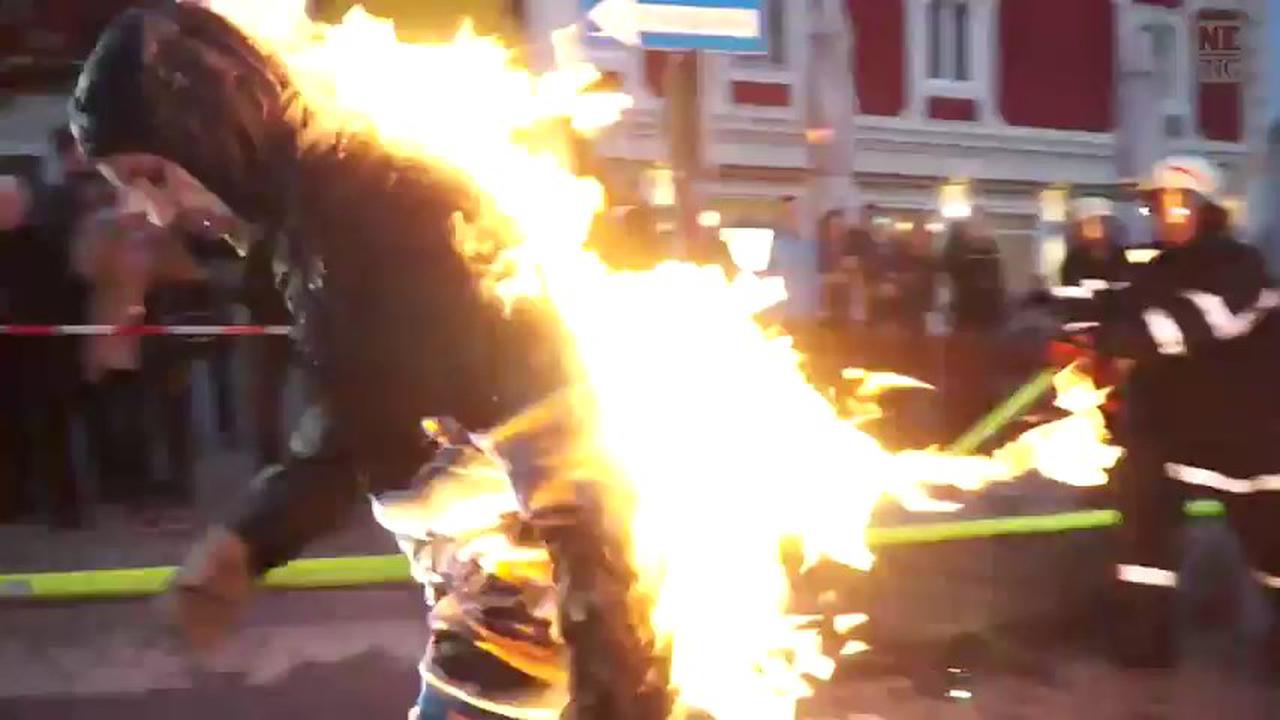 Rekor Dunia Berlari Dengan Pakaian Terbakar 