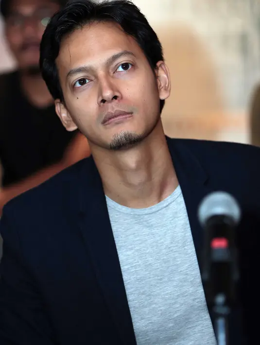 Ayah dari Hasan Fadhillah Nuril itu memprediksi, Indonesia sanggup menaklukkan Thailand, meski hanya menang tipis dari negeri Gajah Putih tersebut. "3-2 kayaknya, enggak jauh-jauh lah," pungkas Fedi Nuril. (Deki Prayoga/Bintang.com)