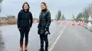 Menteri Luar Negeri Jerman Annalena Baerbock (kiri) dan Emine Dzhaparova, Wakil Menteri Luar Negeri Ukraina, saat mereka berdiri di sebuah pos pemeriksaan dekat Lebedynske, Ukraina (8/2/2022). (Handout/Ukrainian Foreign Ministry press-service/AFP)