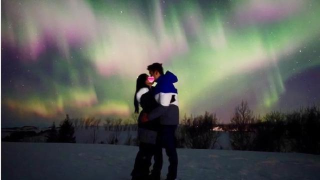 Bikin Baper, Berikut Ini merupakan 10 Foto Seleb yang Ciuman Dengan Pasangan Mereka