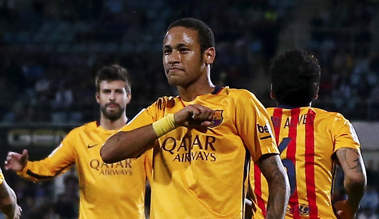 Pemain Barcelona Neymar merayakan golnya ke gawang Getafe dalam lanjutan La Liga Spanyol di Stadion Coliseum Alfonso Perez,  Getafe, Madrid, Sabttu (31/10/2015) Barcelona menang 2-0.  (REUTERS/Andrea Comas)