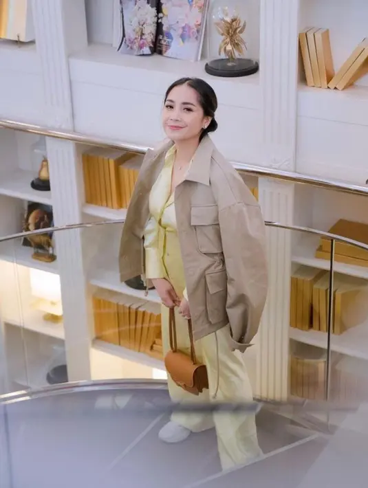 Meski simpel, padu padan outfit warna netral buat Nagita Slavina terlihat classy. [Foto: IG/raffinagita1717].