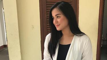 Begini Style Juwita Yang Tak Diakui Lagi Keluarga Bahar News Entertainment Fimela Com Juwita bahar di gala premier film '7 hari menembus waktu'. begini style juwita yang tak diakui