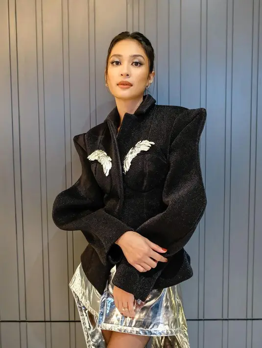 Ia melengkapi tampilannya dengan sepatu ujung runcing warna hitam. Dan tight transparan. [Foto: @miktambayong]