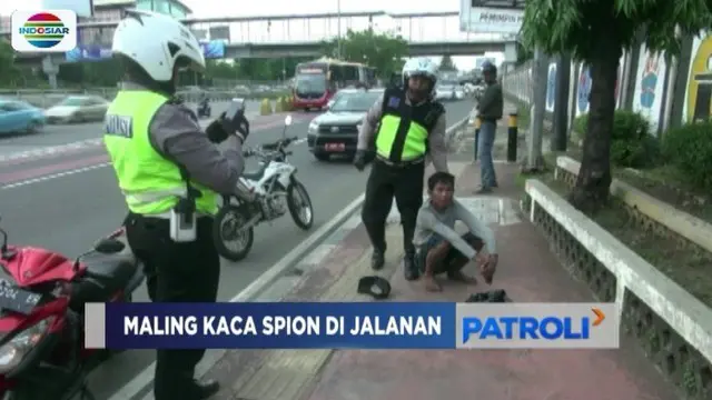 Seorang pria diamankan polisi karena tertangkap tangan mencuri sepasang kaca spion mobil yang sedang melintas di Tanjung Duren, Jakarta Barat. Satu pelaku lainnya melarikan diri.