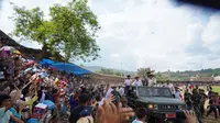 Prabowo Subianto saat membuka acara pacuan kuda Wirabraja Tanah Datar Open Race dan Tradisional yang digelar di Kabupaten Tanah Datar, Sumatera Barat, Minggu, (30/4/2023). (Dok. Istimewa)