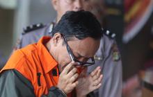 FOTO:  Wamenaker Immanuel Ebenezer Menangis Usai Ditetapkan Tersangka Kasus Sertifikat K3