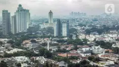Pemandangan gedung bertingkat dan permukiman warga di antara perpohonan Jakarta, Kamis (13/2/2020). Wahana Lingkungan Hidup (Walhi) menyebut Ruang Terbuka Hijau (RTH) di Jakarta tidak cukup untuk menggerus polusi udara. (Liputan6.com/Faizal Fanani)