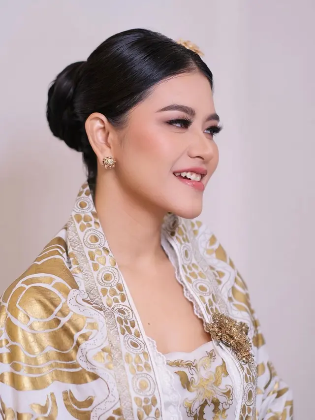 Kahiyang Ayu dengan makeup flawless (Instagram/malvava)