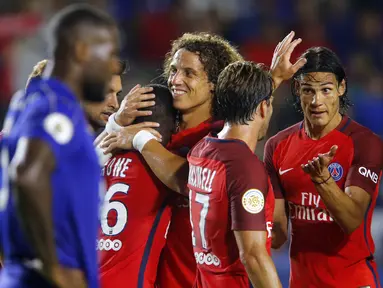  Para pemain Paris St Germain merayakan gol  Jonathan Ikone (4kanan) saat melawan Leicester City pada ajang International Champions Cup 2016 di StubHub Center, Carson, California, (30/7/2016). PSG menang 4-0. (Reuters/Mike Blake)