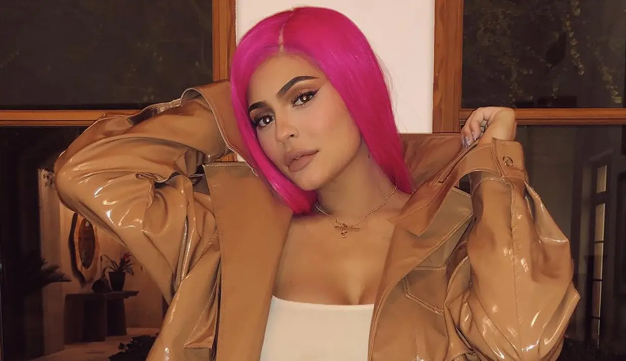 Hal itu dikarenakan Kylie Jenner mengunggah InstaStory tengah berada di pesawat. (instagram/kyliejenner)