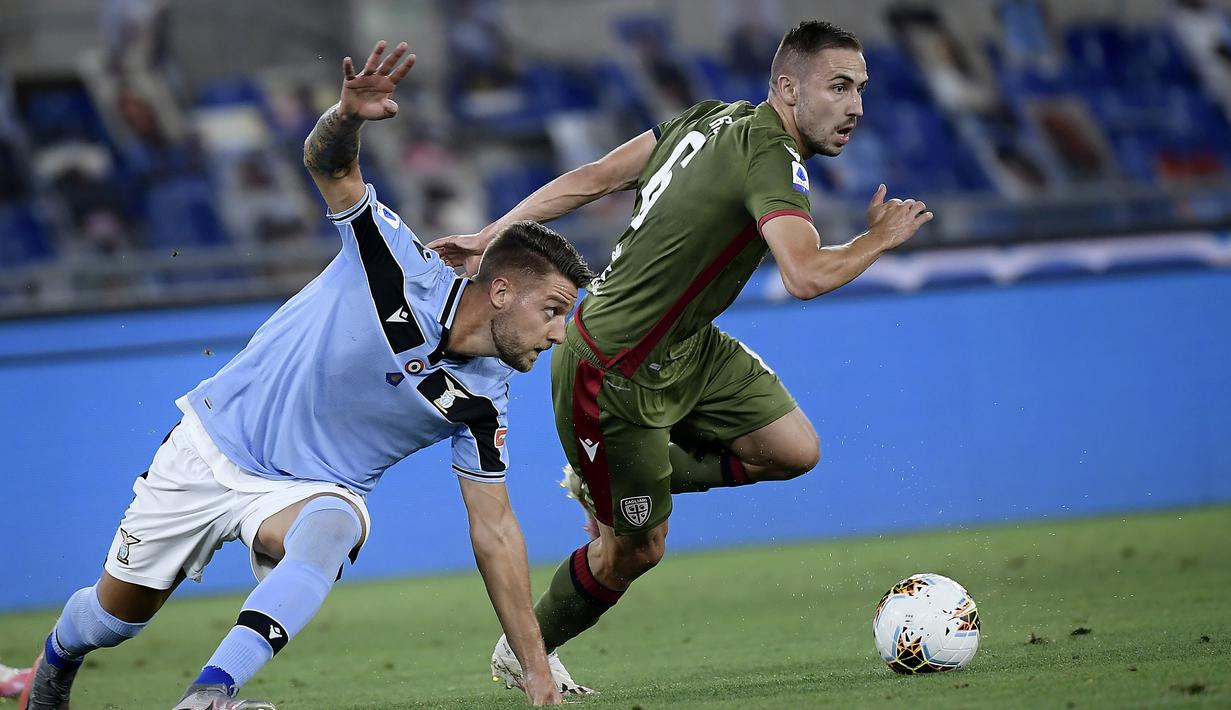 Gelandang Lazio, Luis Alberto, berebut bola dengan gelandang Cagliari, Artur Ionita, pada laga lanjutan Serie A pekan ke-35 di Stadio Olimpico, Jumat (24/7/2020) dini hari WIB. Lazio menang 2-1 atas Cagliari.(AFP/Filippo Monteforte)