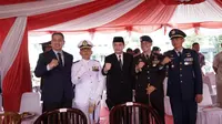 Sinergitas HUT TNI ke-77
Ketua Kadin Banten, Mochammad Azzari Jayabaya (kiri) bersama Danlanal Banten Kol (P) Deddy Komaruddin (kedua kiri) dalam acara peringatan HUT TNI ke-77 di Lebak