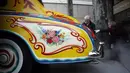 Rolls-Royce limusin touring Phantom V milik John Lennon dimasukan untuk ditampilkan di Museum Royal BC di Victoria, British Columbia (27/1/2020). Bagian pelek mobil ini juga dicat dengan warna senada dengan bodi. (Chad Hipolito/The Canadian Press via AP)