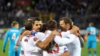 Para penggawa Sevilla merayakan gol ke gawang Zenit St Peterseburg dalam perempat final leg kedua European League, Jumat (24/4/2015). (AFP)