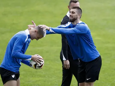 Reaksi penyerang Slovenia #11 Benjamin Sesko (kiri) saat menghadiri sesi latihan tim sepak bola nasional Slovenia selama turnamen EURO 2024, di markas tim mereka di Wuppertal, Sabtu (15/6/2024). (KENZO TRIBOUILLARD / AFP)