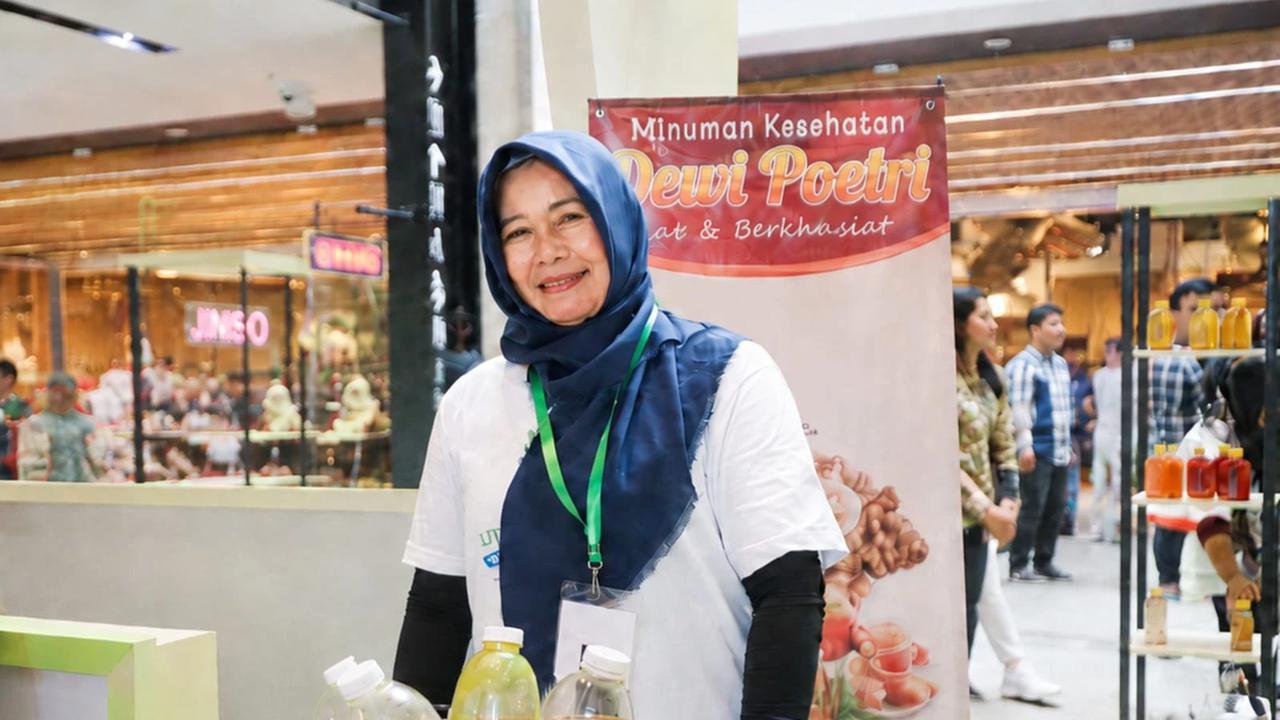 Yuliana Dewi Putri juara 1 Mekaarpreneur di lingkup Bekasi-Jakarta lewat produk herbal drink