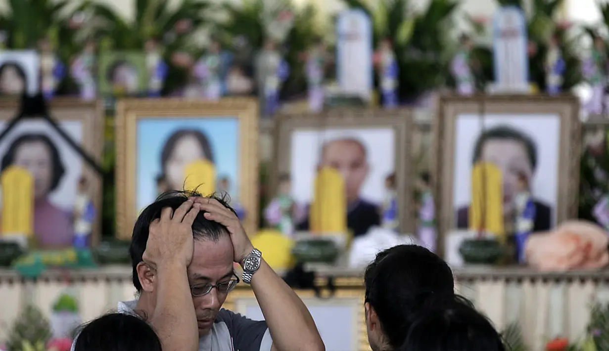 Salah satu kerabat korban jatuhnya pesawat TransAsia Airways tidak mampu menutupi kesedihan saat datang untuk memberikan penghormatan, (24/7/2014). (REUTERS/Pichi Chuang)