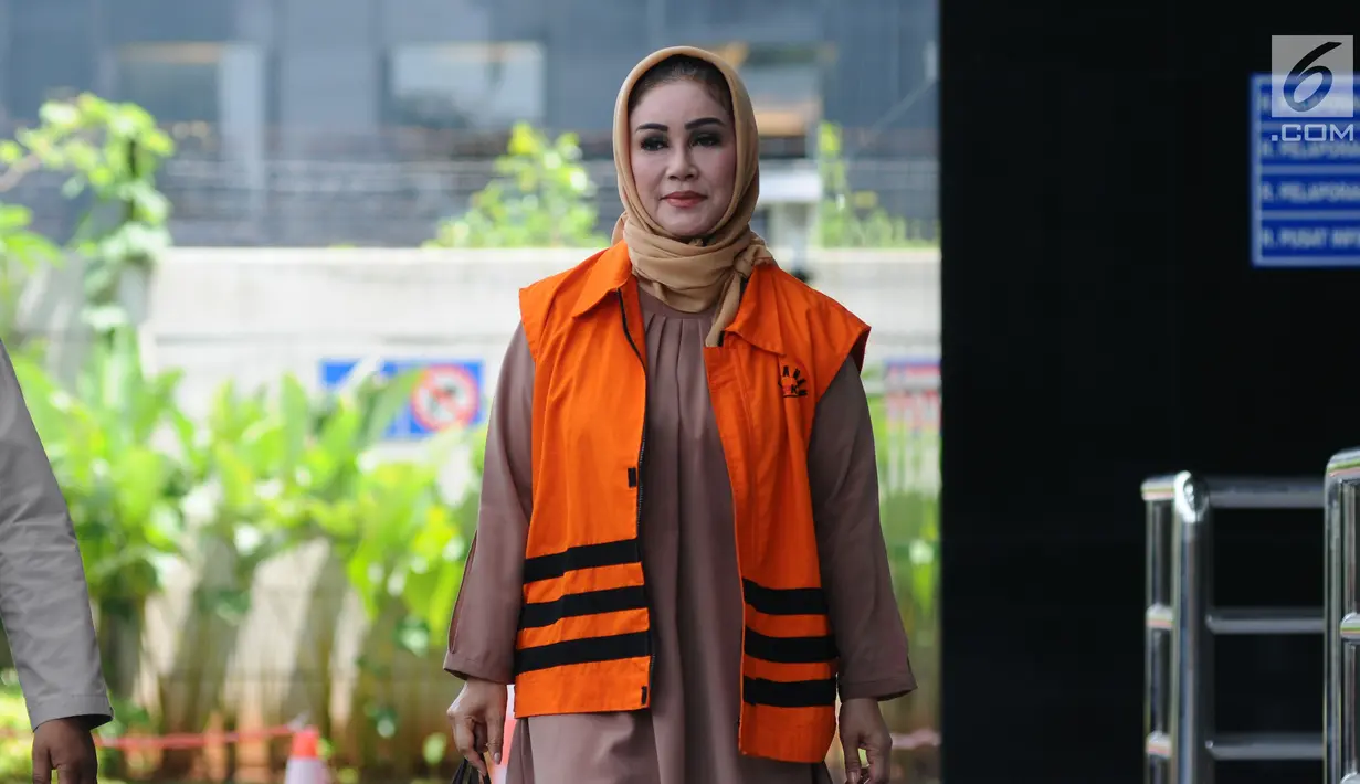 Wali Kota nonaktif Tegal, Siti Mashita Soeparno saat tiba di gedung KPK untuk diperiksa, Jakarta, Selasa (24/10). Ia diperiksa sebagai tersangka dugaan suap pengadaan barang dan jasa di lingkungan Kota Tegal TA 2017. (Liputan6.com/Helmi Fithriansyah)