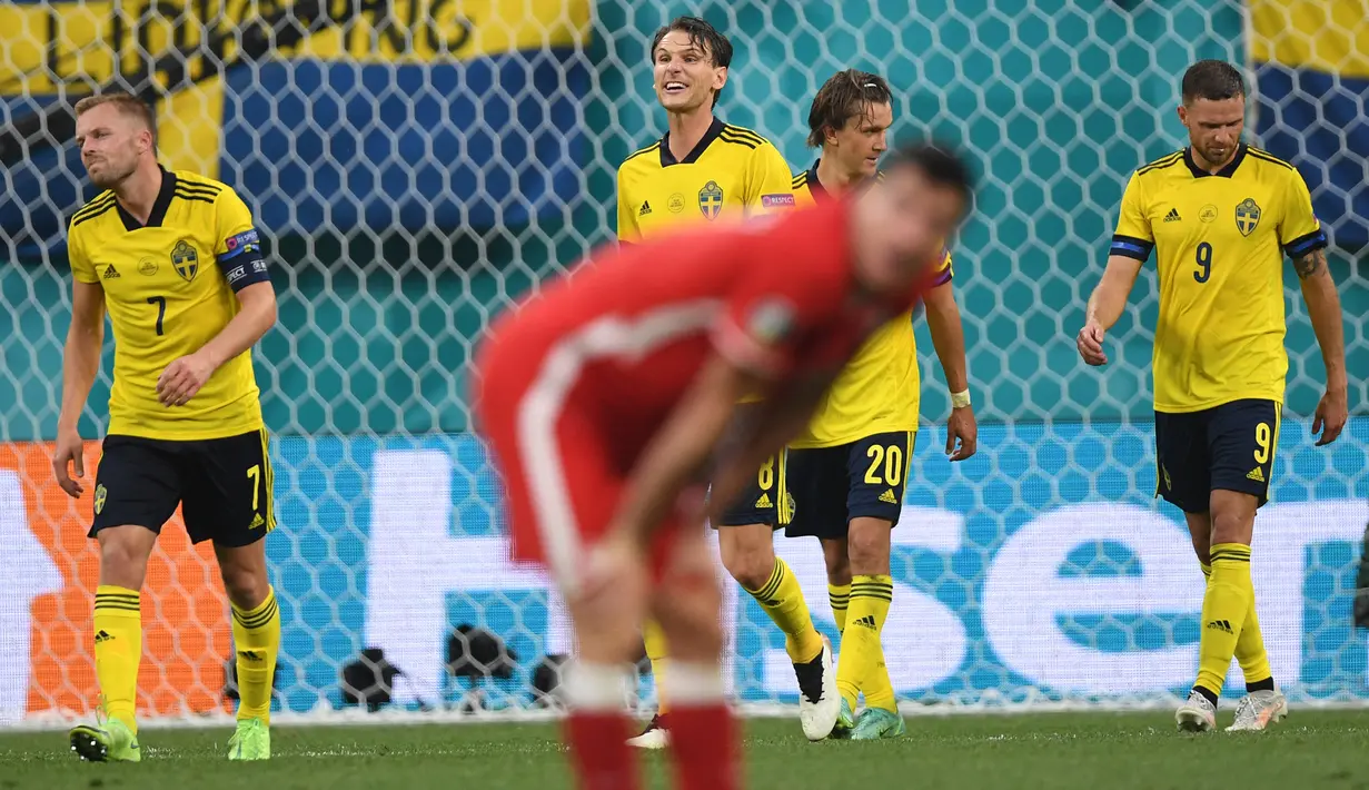 Swedia menang dramatis 3-2 atas Polandia dalam laga terakhir Grup E Euro 2020 (Euro 2021) di Saint Petersburg Stadium,Rabu (23/6/2021) malam WIB. Dengan hasil ini Swedia lolos ke 16 Besar sebagai juara grup, sementara Polandia tersingkir sebagai juru kunci. (Foto: AP/Pool/Kirill Kudyravtsev)