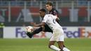 Aksi pemain AC Milan, Lucas Biglia (kanan) menghalau bola dari pemain Austria Wien, Abdullahi Ibrahim Alhassan pada laga grup D Liga Europa di San Siro stadium, Milan, (23/11/2017). Milan menang telak 5-1. (AP/Antonio Calanni)