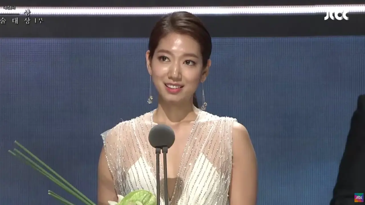 Park Shin Hye Mennag Mutlak di Baeksang Arts Awards 2015