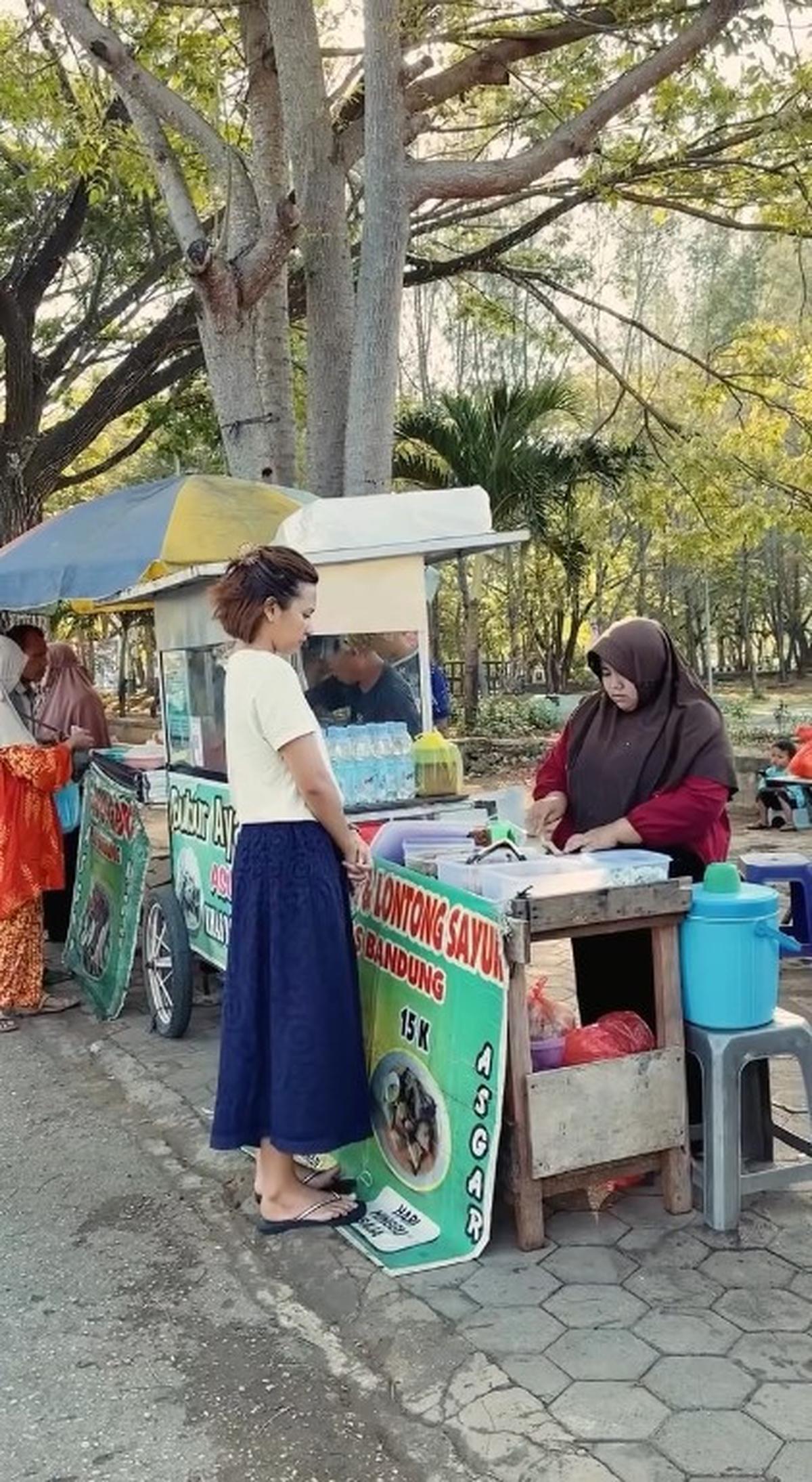 Dipuji Sederhana, Ini 7 Potret Indah Permatasari Sarapan di Pinggir Jalan - Nikmati Pemandangan di Kampung Halaman Suami