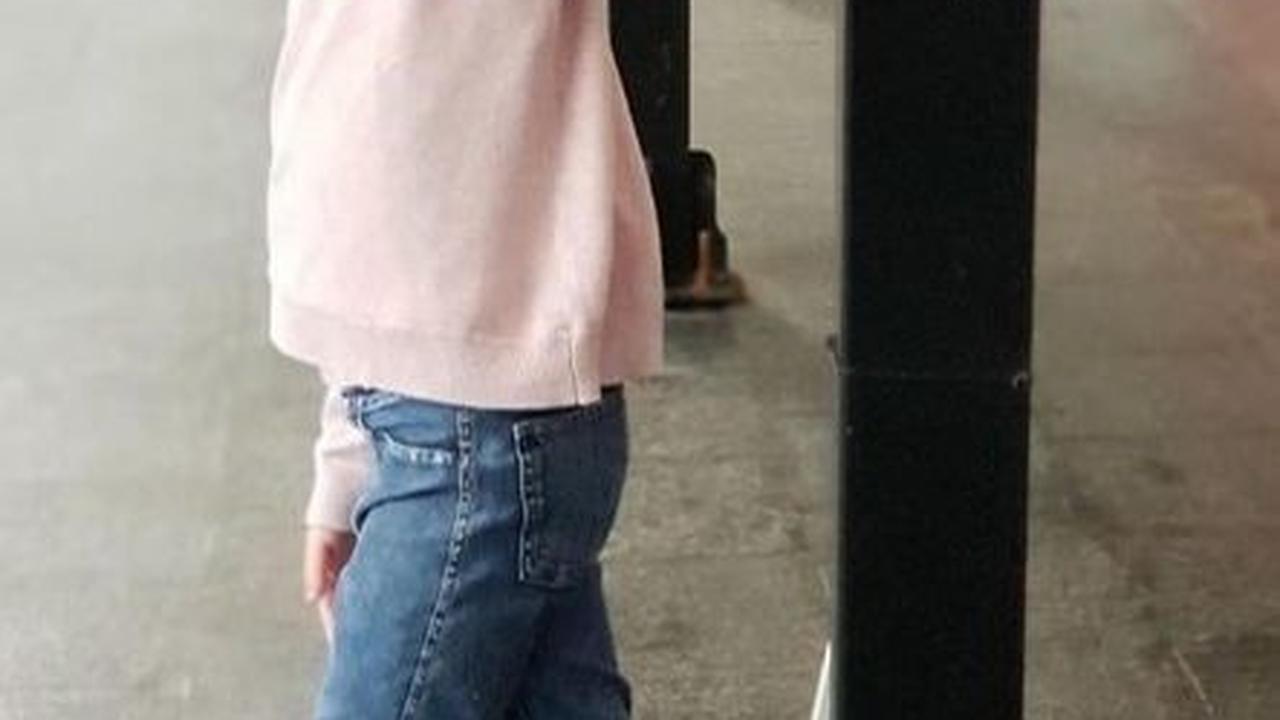 Sienna tumbuh sebagai anak yang cantik. Ia memilih gaya rambut sebahu dan memiliki poni samping.