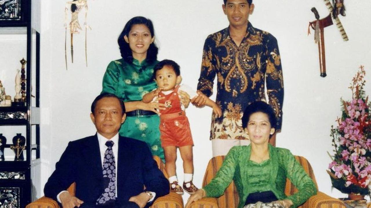 "Salah satu hal yang saya syukuri adalah anugerah menjadi cucu dan darah daging dari Pak Ageng yaitu Jenderal Sarwo Edhie Wibowo, kakek saya, ayah dari almarhumah Ibu @aniyudhoyono," ungkap AHY bersyukur. <br>