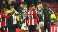 Seorang fans melakukan selfie bareng bek Manchester United, Harry Maguire setelah berakhirnya laga pekan ke-9 Liga Inggris 2023/2024 antara Sfheffield United menghadapi Manchester United di Bramall Lane, Sheffield, Minggu (22/10/2023) dini hari WIB. (AP Photo/Jon Super)