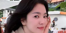 Momen lain yang tidak kalah mencuri perhatian ialah memperlihatkan wajah bare face Song Hye Kyo yang begitu memesona.