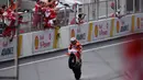 Pebalap Ducati, Andrea Dovizioso, melakukan selebrasi usai menjuarai balapan MotoGP Malaysia di Sirkuit Sepang, Minggu (29/10/2017). Dovizioso finis pertama dengan catatan waktu 44 menit 51,497 detik. (AFP/Manan Vatsyayana)