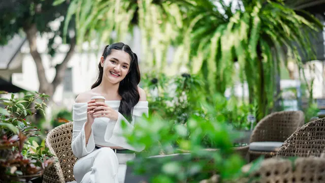 wanita september tersenyum outdoor