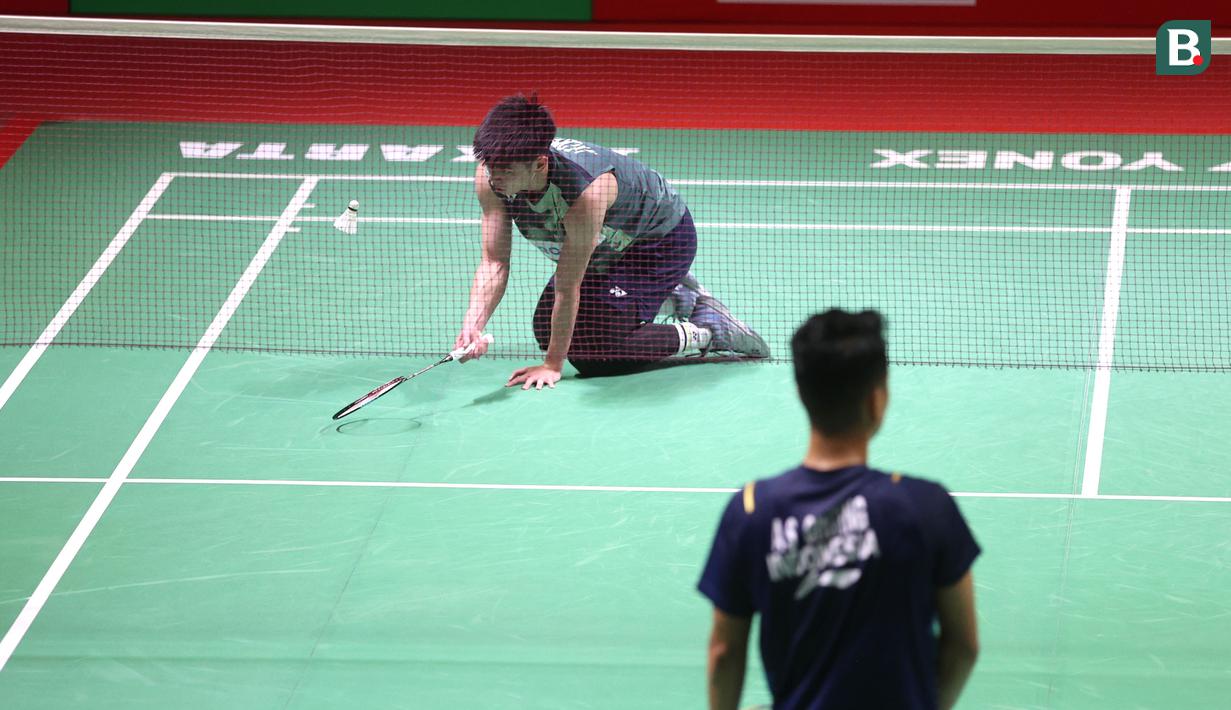 <p>Tunggal putra Malaysia, Leong Jun Hao terjatuh usai gagal mengembalikan bola dari lawannya, wakil Indonesia, Anthony Sinisuka Ginting pada babak 16 besar Indonesia Masters 2024 di Istora Senayan Jakarta, Indonesia, Kamis (25/1/2024). Leong Jun Hao kalah dua gim langsung dengan skor 15-21, 17-21. (Bola.com/M Iqbal Ichsan)</p>