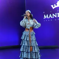 Tiered dress tampil makin trendi dengan obi leather. Seperti dress dari Ivan Gunawan yang dipakai putri Ramzi Asila Maisa. [Foto: @therealasilamaisa]