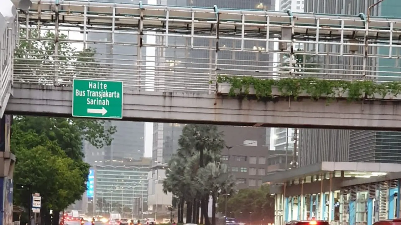 Banjir setinggi 20-30 cm terjadi di peremmpatan Sarinah, Jalan MH Thamrin, Jakarta Pusat. Saat ini hanya lajur paling kanan yang dapat dilintasi.