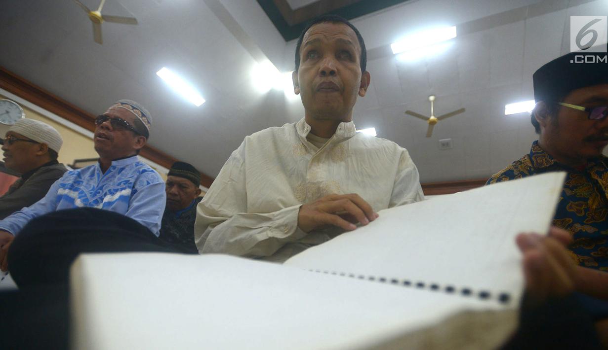 Penyadang tunanetra dari Ikatan Tunanetra Muslim Indonesia (ITMI) melakukan tadarus Alquran braile di Masjid Raya Cipinang Muara, Jakarta, Sabtu (2/6). Acara ini diikuti sejumlah provinsi di Indonesia. (Merdeka.com/Imam Buhori)