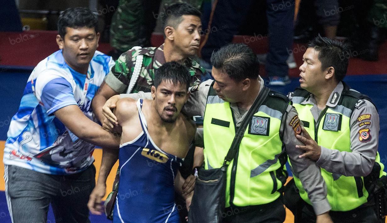 Kejadian bermula dari diamankannya pelatih Agus Setia oleh petugas karena melakukan protes berlebihan usai anak asuhnya kalah bertanding. (Bola.com/Vitalis Yogi Trisna)