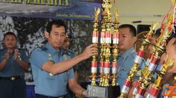 Citizen6, Tanjung Priok: Tim Kolinlamil keluar sebagai juara I pada Lomba yang dibuka oleh Kaskolinlamil Laksma TNI I.N.G.N. Ary Atmaja, di Gedung Laut Natuna, Mako Kolinlamil, Tanjung Priok, Jakarta, Rabu (26/9). (Pengirim: Dispenkolinlamil)