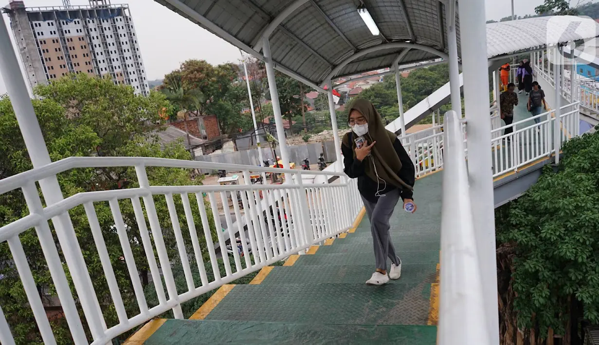 Pejalan kaki melintas di JPO Lenteng Agung di Jakarta, Selasa (29/10/2019). Tahun 2020, Pemprov DKI Jakarta berencana merevitalisasi 11 JPO yaitu JPO Lenteng Agung, JPO Fatmawati, dan JPO Sugiono dengan total anggaran sebesar Rp110 Miliar. (Liputan6.com/Immanuel Antonius)