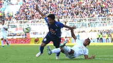 Pemain Arema, Nasir, berebut bola dengan pemain Persebaya Surabaya, Irfan Jaya, dalam laga pekan ke-14 Shopee Liga 1 2019 yang digelar di Stadion Kanjuruhan, Malang, Kamis (15/8/2019). (Bola.com/Aditya Wany)