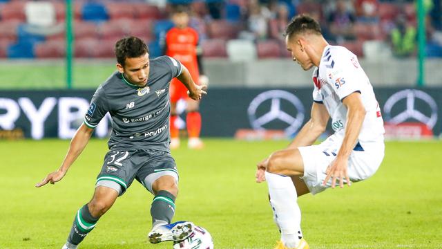 Egy Maulana Vikri membela Lechia Gdansk melawan Gornik Zabrze pada pekan ketiga Ekstraklasa Liga Polandia, di Stadion Arena Zabrze, Zabrze, Minggu (14/9/2020) dini hari WIB.