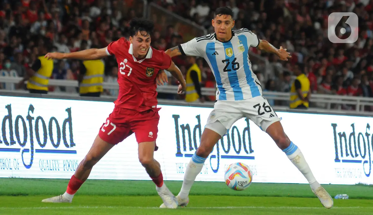 Pemain Timnas Indonesia Rafael William Struick berebut bola dengan pemain Argentina Nahuel Molina Lucero pada babak pertama pertandingan sepak bola FIFA Matchday di Stadion Utama Gelora Bung Karno (SUGBK), Jakarta, Senin (19/6/2023). Tim Garuda tertinggal satu gol pada babak pertama. (merdeka.com/Imam Buhori)