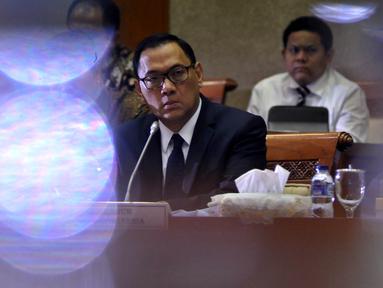 Gubernur Bank Indonesia, Agus Martowardojo mendengarkan saat mengikuti Rapat Dengar Pendapat (RDP) dengan Komisi XI DPR di Kompleks Parlemen, Senayan, Jakarta, Senin (25/4). (Liputan6.com/Johan Tallo)