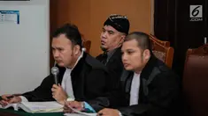 Musisi Ahmad Dhani mengikuti persidangan lanjutan terkait kasus ujaran kebencian di Pengadilan Negeri Jakarta Selatan, Senin (15/10). Sidang beragendakan pembacaan keterangan saksi dari pihak Ahmad Dhani sebagai terdakwa. (Liputan6.com/Faizal Fanani)