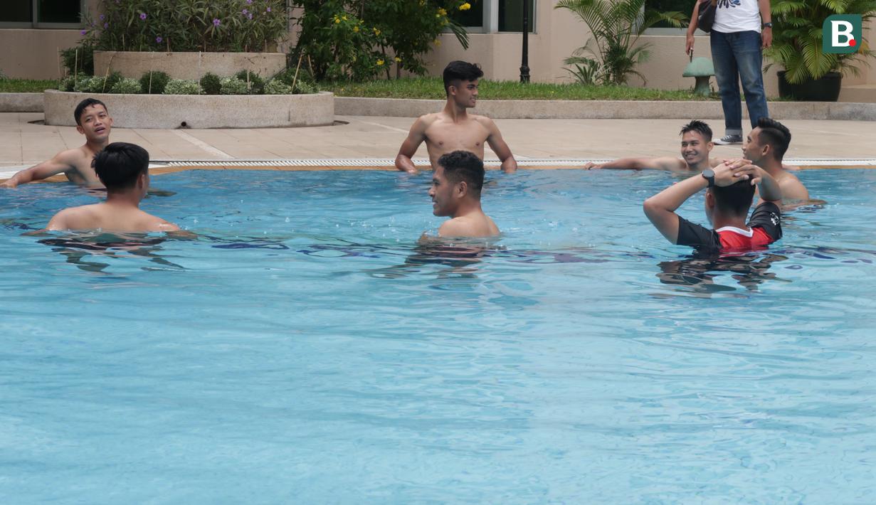 Pemain Timnas Indonesia U-22 melakukan sesi berenang di Hotel Phnom Penh, Kamboja, Minggu (30/4/2023). Sesi ini hanya diikuti oleh pemain inti dan dilakukan dalam rangka mengembalikan kebugaran para pemain setelah pertandingan melawan Filipina di Grup A SEA Games 2023. (Bola.com/Gregah Nurikhsani)