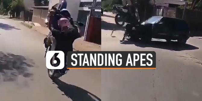 VIDEO: Apes, Pria Standing Motor Di Tengah Jalan Endingnya Tabrak Mobil