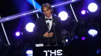 Bintang sepak bola Kroasia, Luka Modric memberi sambutan saat menerima penghargaan Pemain Terbaik Pria FIFA 2018 dalam acara The Best FIFA Football Awards di London, Senin (24/9). Modric mengalahkan Cristiano Ronaldo dan Mohamed Salah. (AP/Frank Augstein)